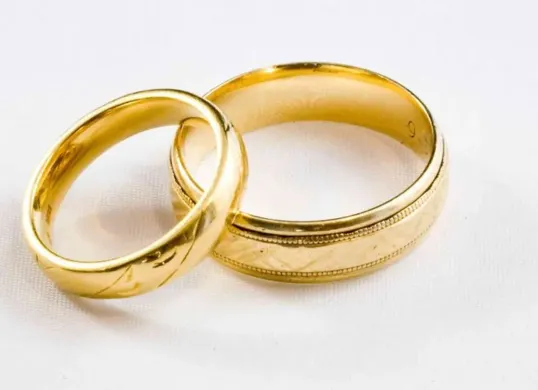 Harga emas perhiasan 24 karat kembali mengalami penurunan di sejumlah gerai, pada hari ini, Senin 5 Januari 2026. (Sumber: Pinterest)