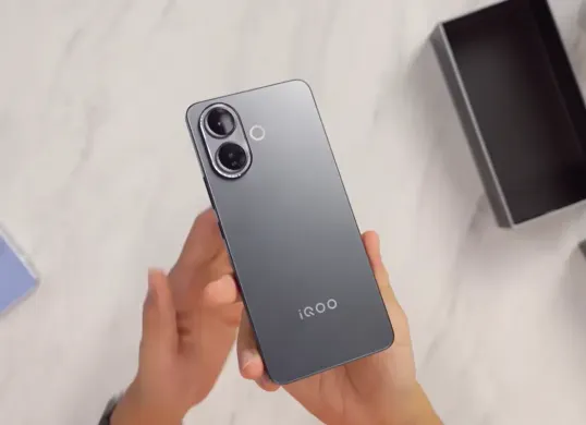 Harga dan Spesifikasi iQOO Z10R 5G (Sumber: YouTube/GadgetIn)