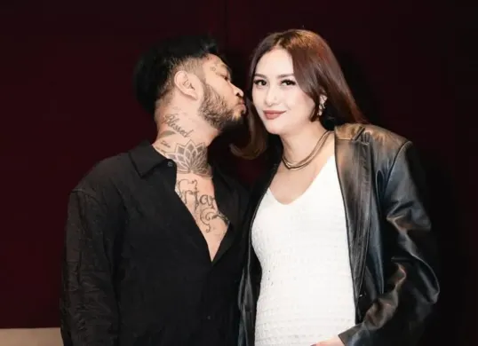 Istri Onadio Leonardo, Beby Prisillia, mengungkap ultimatum tegas kepada Onad jika kembali memakai narkoba. Pernyataan itu disampaikan demi menjaga keluarga dan masa depan anak. (Sumber: Instagram)
