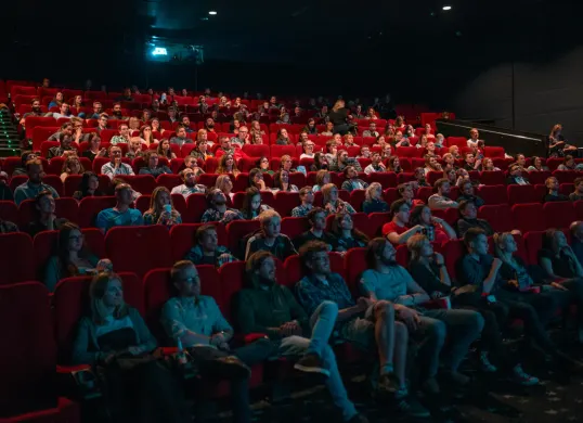 Ilustrasi bioskop-Deretan Film yang Akan Tayang Bulan November 2025 (Sumber: Unsplash/Krists Luhaers)