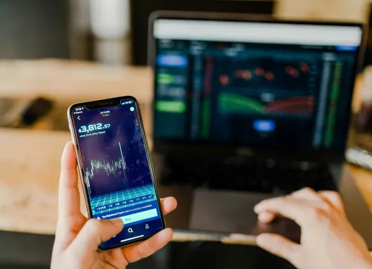 Ilustrasi orang sedang ber investasi. (Sumber: Unsplash/Austin Distel)