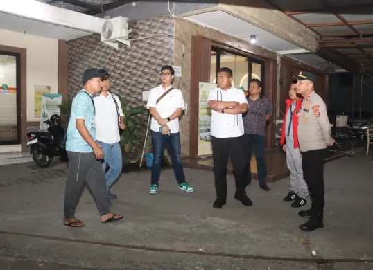 Kapolresta Tangerang Kombes Pol Andi Muhammad Indra Waspada Amirullah saat melakukan cek TKP penembakan di Kantor KJU. (Sumber: Polresta Tangerang)
