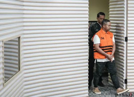 Gubernur Riau Abdul Wahid mengenakan rompi tahanan usai menjalani pemeriksaan di Gedung Merah Putih KPK, Jakarta, Rabu, 5 November 2025. (Sumber: Poskota/Bilal Nugraha Ginanjar)