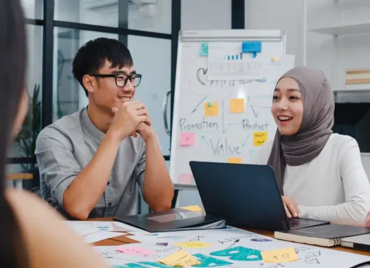 Peserta Magang Nasional Batch 2 berkesempatan magang langsung di kementerian dan lembaga negara dengan gaji setara UMK dan perlindungan BPJS penuh. (Sumber: Freepik)