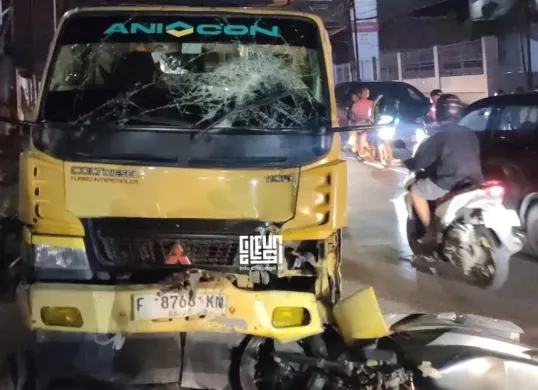 Truk colt diesel ringsek karena bertabrakan dengan motor di Jalan Raya Narogong, Cileungsi. (Sumber: Istimewa)