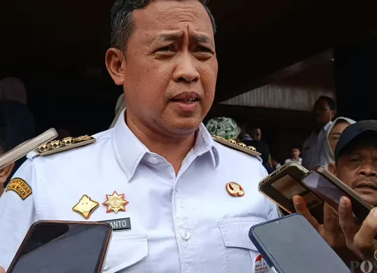Wali Kota Bekasi, Tri Adhianto resmi mengeluarkan surat edaran penghentian layanan WiFi di sektor publik Pemerintah Kota Bekasi. (Sumber: Poskota/Nurpini Aulia Rapika)