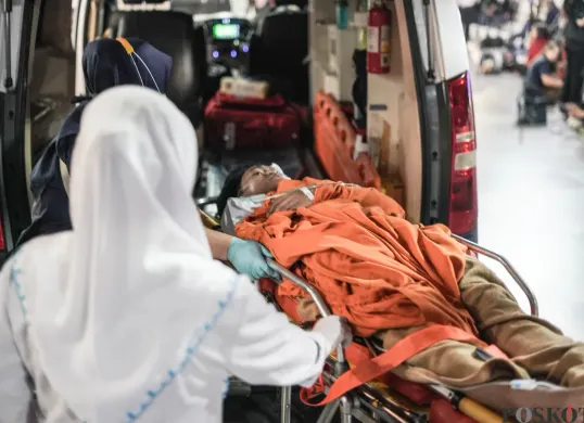 Petugas medis memberikan penanganan kepada korban luka akibat ledakan di SMAN 72 Kelapa Gading di ruang Instalasi Gawat Darurat (IGD) Rumah Sakit Islam Cempaka Putih, Jakarta, Jumat, 7 November 2025. (Sumber: Poskota/Bilal Nugraha Ginanjar)