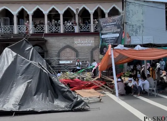 Tenda acara Maulid Nabi di Masjid Baitushobri, Kembangan, Jakarta Barat, seusai ditabrak mobil, Minggu, 9 November 2025. (Sumber: Poskota/Pandi Ramedhan)