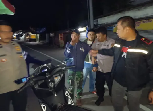 Polisi mengamankan pelaku pemalakan di Simpang Rawi, Kabupaten Bogor yang videonya viral di medsos. (Sumber: Polsek Ciawi)