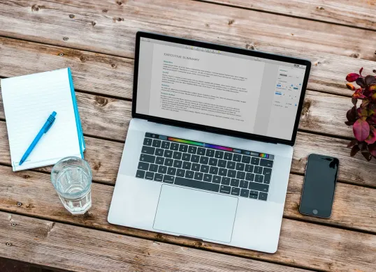 Buat CV ATS Friendly dan Profesional dengan Bantuan Gemini AI (Sumber: Unsplash/Bram Naus)