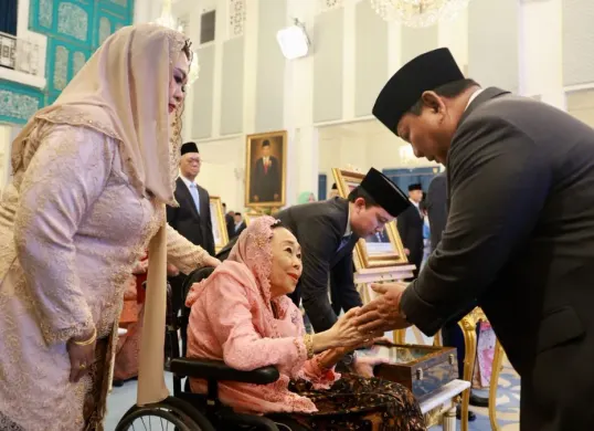 Presiden Prabowo Subianto menyalami Istri Presiden RI ke-4 Sinta Nuriyah di Istana Negara, Gambir, Jakarta Pusat, Senin, 10 November 2025. (Sumber: Dok. Sekretariat Presiden)