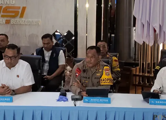 Komandan Satuan Brimob Polda Metro Jaya, Kombes Henik Maryanto (tengah), saat menyampaikan keterangan dalam konferensi pers di Polda Metro Jaya, Jakarta Selatan, Selasa, 11 November 2025. (Sumber: POSKOTA | Foto: Ali Mansur)