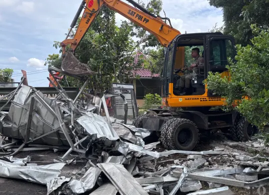 Satpol PP Kabupaten Bogor membongkar bangunan liar di area KNPI, Jalan Tegar Beriman. (Sumber: Poskota/Giffar Rivana)
