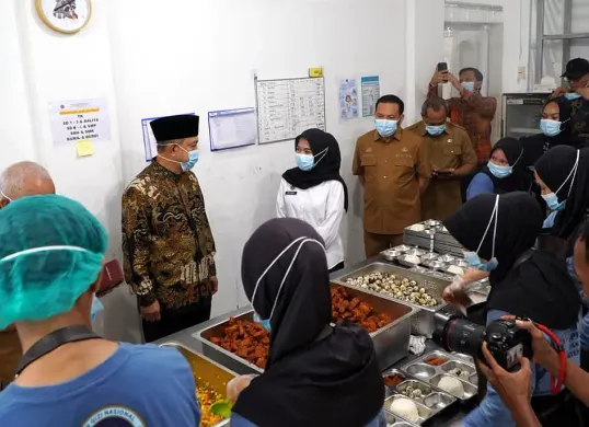 Ketua DPD RI, Tamsil Linrung (kedua dari kiri), berdialog dengan seluruh mitra dan pengelola SPPG di Kabupaten Bantaeng, Sulawesi Selatan, Selasa, 11 November 2025. (Sumber: Istimewa)