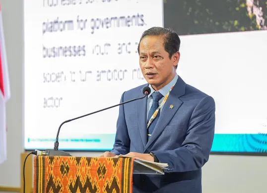 Menteri Lingkungan Hidup, Hanif Faisol Nurofiq saat menyampaikan sambutan dalam peresmian Paviliun Indonesia di Konferensi Iklim Dunia (COP30) di Belem, Brasil. (Sumber: Dok Kementerian Lingkungan Hidup)