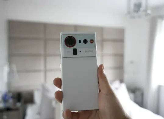 Pesaing baru di kelas flagship! Nubia Z80 Ultra hadir dengan layar AMOLED, kamera bawah layar generasi ke-8, baterai raksasa 7200 mAh, dan chipset Snapdragon 8 Gen 5. (Sumber: YouTube/TT Technology)