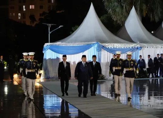 Presiden Prabowo Subianto memimpin jalannya Upacara Hari Pahlawan di TMP Kalibata, Jakarta Selatan, Minggu, 9 November 2025. (Sumber: Dok. PLN UID Jakarta Raya)