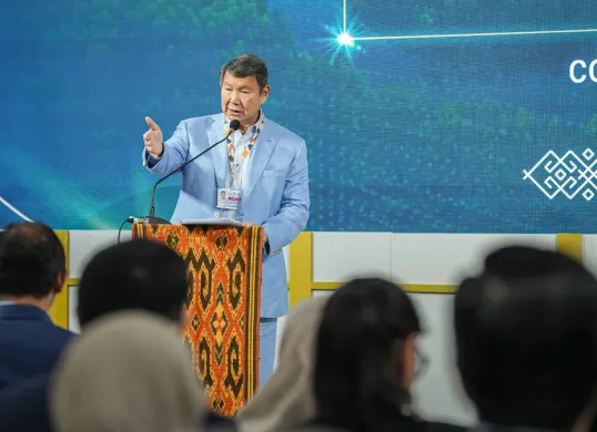 Utusan Khusus Presiden RI Bidang Iklim dan Energi, Hashim S. Djojohadikusumo, didampingi istri Anie H. Djojohadikusumo, memotong tumpeng saat meresmikan Paviliun Indonesia di COP30 Belém, Brasil. (Sumber: Istimewa)