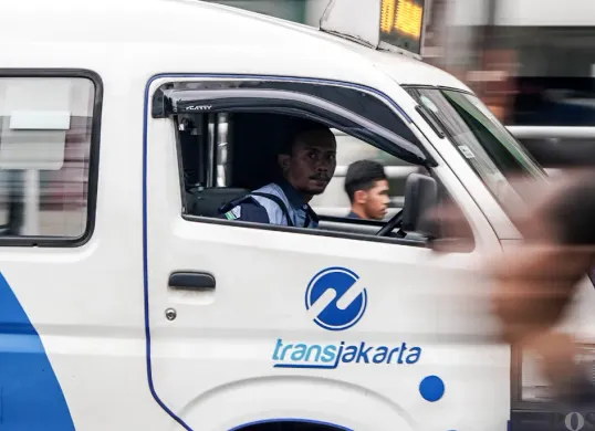 Mikrotrans Jaklingko melintas di Jalan Palmerah, Jakarta Barat, Rabu, 12 November 2025. (Sumber: POSKOTA | Foto: Bilal Nugraha Ginanjar)