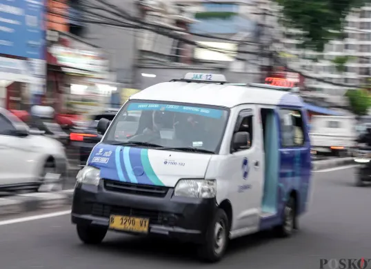 Mikrotrans JakLingko melintas di Jalan Palmerah, Jakarta Barat. (Sumber: POSKOTA | Foto: Bilal Nugraha Ginanjar)