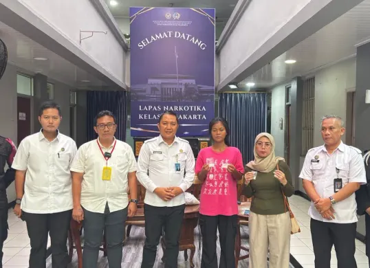 Petugas Lembaga Pemasyarakatan (Lapas) Narkotika Kelas IIA Jakarta kembali gagalkan upaya penyelundupan narkoba ke Lapas, Selasa, 11 November 2025. (Sumber: Lapas Narkotika Kelas IIA Jakarta)
