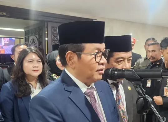 Gubernur Jakarta, Pramono Anung, saat menyampaikan pernyataan kepada awak media di Gedung DPRD DKI Jakarta, Rabu, 12 November 2025. (Sumber: POSKOTA | Foto: M Tegar Jihad)