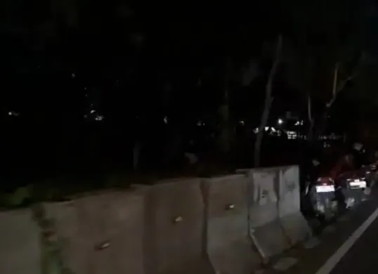 Sejumlah pria berpakaian necis nampak berjejer dan berkumpul dalam kegelapan di bantaran Kali Mookervart, Jalan Daan Mogot, Cengkareng, Jakarta Barat, pada Kamis, 13 November 2025 malam. (Sumber: Istimewa)