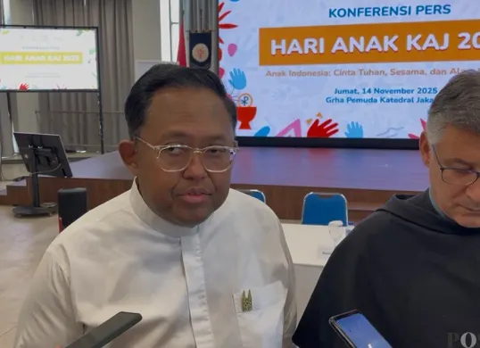 Sekretaris Jenderal (Sekjen) Keuskupan Agung Jakarta, Romo Vincentius Adi Prasojo di Gereja Katedral, Jakarta Pusat, Jumat, 14 November 2025. (Sumber: Poskota/Pandi Ramedhan)