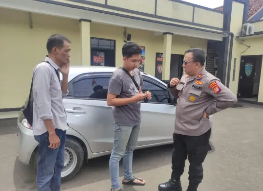 Kapolsek Cinere berbincang dengan korban saat proses penyerahan kembali mobil Brio yang ditemukan polisi setelah hilang dicuri. Mobil diamankan dan dikembalikan ke pemilik di Mapolsek Cinere. (Sumber: Polsek Cinere)