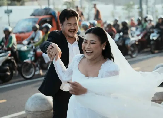 Penyanyi sekaligus komedian Yeni Rahmawati alias Boiyen pesek, yang membagikan foto prewedding bersama kekasihnya, Rully Anggi Akbar, di Yogyakarta. (Sumber: Instagram/@boiyenpesek)