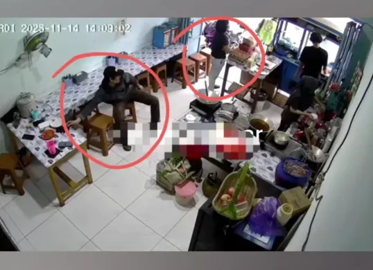 Tangkap layar aksi pencurian ponsel milik pedagang gado-gado di Jalan Puri Kembangan Raya, Jakarta Barat, pada Jumat, 14 November 2025.