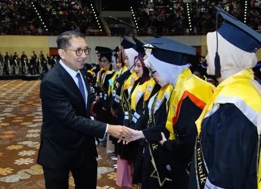 Menteri Kebudayaan Republik Indonesia, Dr. Fadli Zon, S.S., M.Sc. memberikan selamat kepada para wisudawan/i terbaik, di JICC Senayan, Sabtu, 15 November 2025. (Sumber: Istimewa)