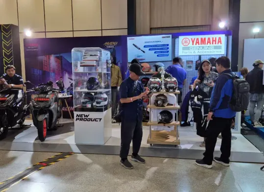 Yamaha menghadirkan booth bertema khusus berisi aksesori, apparel kolaborasi, dan helm  di IMHAX. (Sumber: Yamaha)