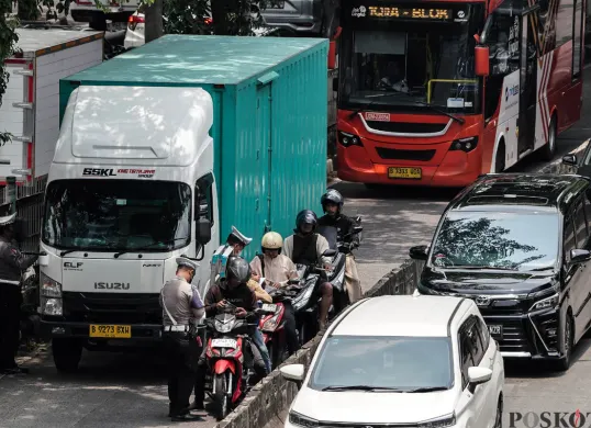 Ilustrasi, sejumlah petugas kepolisian melakukan tilang kepada pengendara yang memasuki jalur Transjakarta di Jalan Sultan Iskandar Muda, Jakarta Selatan. (Sumber: POSKOTA | Foto: Bilal Nugraha Ginanjar)