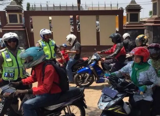 Petugas kepolisian melakukan pemeriksaan kendaraan dalam Operasi Zebra Lodaya 2025 di wilayah Jawa Barat. (Sumber: Pinterest)