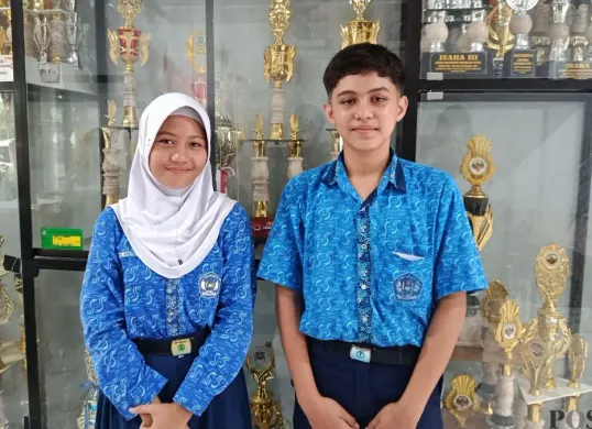 Bilqis Andrea Jasmin, 13 tahun, dan Sabda Rais Putra Alam, siswa SMPN 4 Kota Bekasi yang berkesempatan duduk di samping Presiden Prabowo Subianto, Senin, 17 November 2025. (Sumber: Poskota/Nurpini Aulia Rapika)