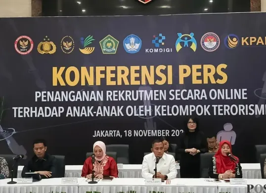 Konferensi pers penanganan rekrutmen anak-anak oleh kelompok terorisme di Bareskrim Polri, Jakarta Selatan, Selasa, 18 November 2025. (Sumber: Poskota/Ali Mansur)