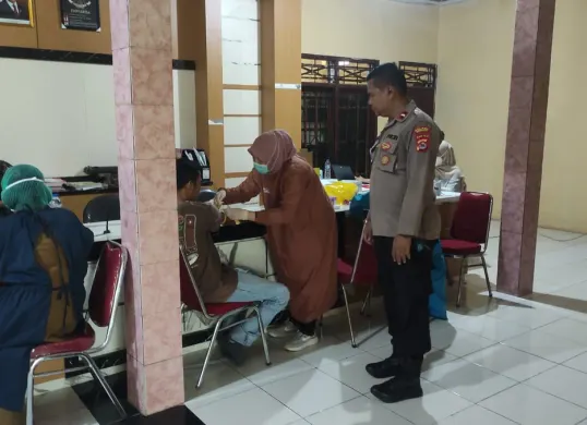 Warga terdampak Cesium 137 menjalani pemeriksaan di Puskesmas Cikande. (Sumber: Dok. Humas Polres Serang)