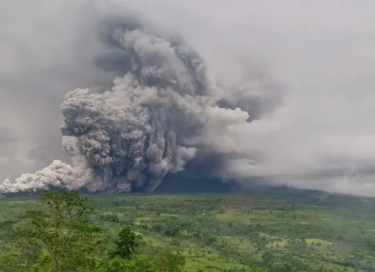 Gunung Semeru Erupsi sore ini Rabu, 19 November 2025 sekitar pukul 14.30 WIB yang menyebabkan awan panas menyembur hingga 8,5 KM (Sumber: Akun X @ElokNurie)