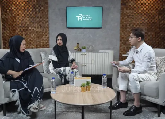 Helwa Bachmid tegaskan keinginan cerai dan tuntut nafkah anak dari Habib Bahar Smith. (Sumber: YouTube/dr. Richard Lee)