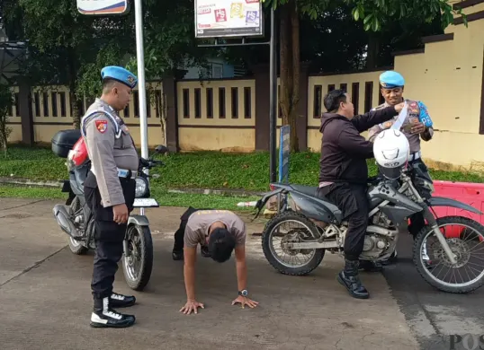 Personel Provost Polres Serang memberikan hukuman disiplin kepada anggota yang melakukan pelanggaran-pelanggaran. (Sumber: Polres Serang)