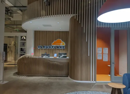 Sejumlah platform tidak bisa diakses dalam waktu yang hampir bersamaan karena diduga Cloudflare error, pada Selasa malam, 18 November 2025. (Sumber: X/@bunyysayzz)
