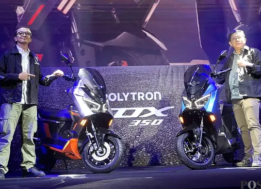Commercial Director Polytron, Tekno Wibowo (kanan) bersama Head of Group Product EV 2-Wheelers Polytron, Ilman Fachrian Fadly saat peluncuran motor listrik FOX 350. (Sumber: POSKOTA | Foto: Angga Pahlevi)