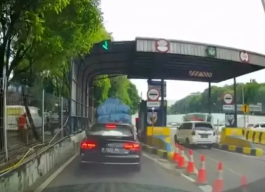 Tangkap layar mobil mewah Audi terobos tol (nebeng tol) di Gerbang Tol Ampera 1, Jakarta Selatan.
