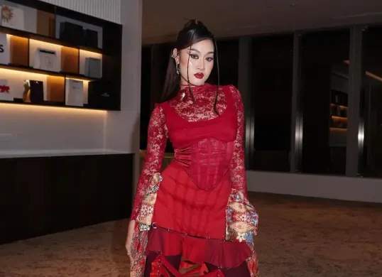 Penyanyi Aisha Retno yang menyebit batik dari Indonesia saat premier film Wicked 2. (Sumber: Instagram/@aisharetno02)