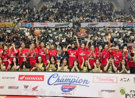 Tim basket putri SMA Jubilee Jakarta menyabet juara HONDA DBL Jakarta 2025 di Indonesia Arena, Gelora, Tanah Abang, Jakarta Pusat, Jumat, 21 November 2025. (Sumber: Poskota/Ali Mansur)