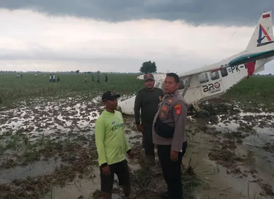 Pesawat milik PT Wise Air jenis GA28 Airplane 2004 mendarart darurat di area pesawahan Dusun Waluya, Desa Kertawaluya, Kecamatan Tirtamulya, Kabupaten Karawang, Jumat, 21 November 2025. (Sumber: Dok. Polda Jabar)