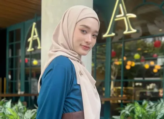 Inara Rusli vakum dari aktivitas artis setelah dituduh sebagai orang ketiga. Ini klarifikasi resmi dari manajemen mengenai hubungannya dengan Insanul Fahmi dan alasan di balik permintaan maafnya. (Sumber: Instagram/@iinararusli_)
