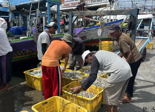 Ilutrasi - Para nelayan menurunkan hasil tangkapan ikan dari perahu. (Sumber: POSKOTA | Foto: Pandi Ramedhan)