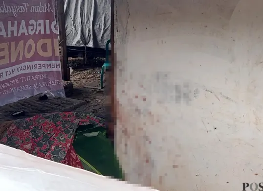 Jasad pria berinisial H tergeletak yang tewas akibat ledakan benda diduga mortir di Kampung Ujung Harapan, Kelurahan Bahagia, Kecamatan Babelan, Kabupaten Bekasi, Minggu, 23 November 2025. (Sumber: POSKOTA | Foto: Nurpini Aulia Rapika)